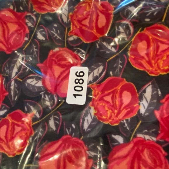 1086 LuLaRoe Size T & C Leggings Black and Pink Giant Rose Print New - Picture 4 of 4